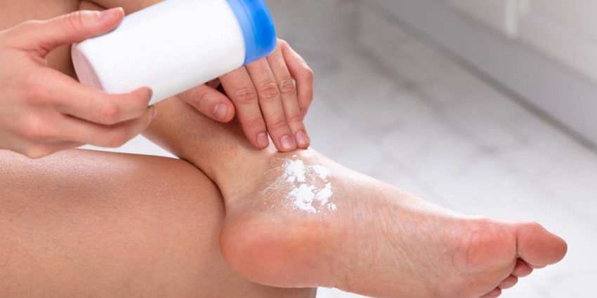 talco_para_pies_para_que_sirve_beneficios_y_como_hacerlo_49944_orig-850×560