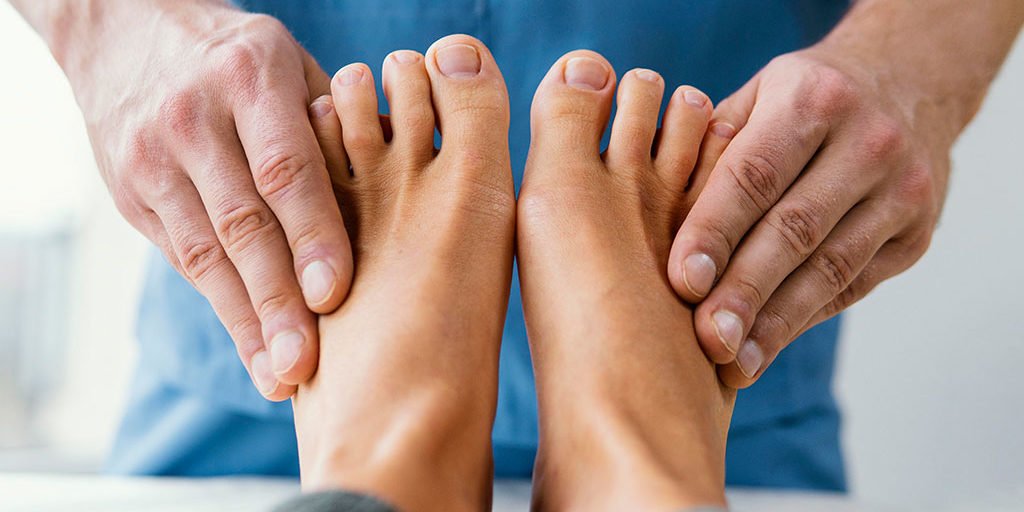 ¿Por qué estudiar podología? Descubre el camino hacia una carrera de cuidado integral de los pies